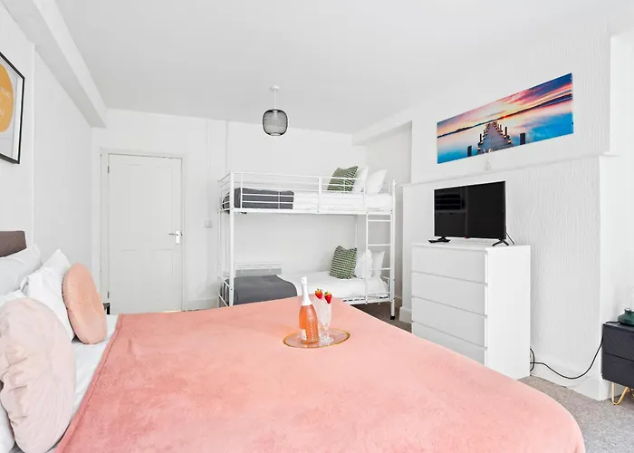 Spacious One Bed Apartment, Contractor Friendly, Sleeps 6, Free Secure Parking, Near Beach