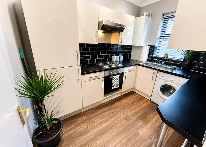 Cozy Two Bedroom - A Stroll From Gardens To Beach - With Parking