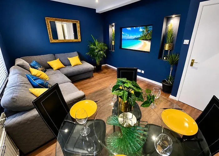 Cozy Two Bedroom - A Stroll From Gardens To Beach - With Parking